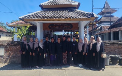 Mengetuk Pintu Langit Lewat Tahlil dan Doa Bersama: Ziarah Spiritual SMK Unggulan Al Kamal Blitar di Makam Sunan Kuning